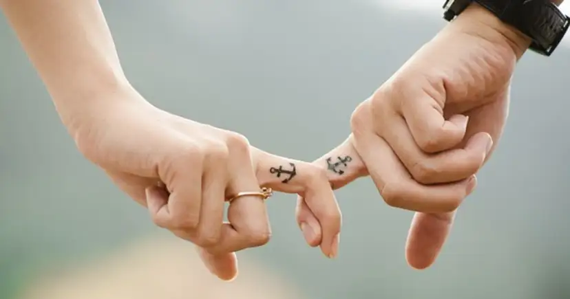 Dłoń z obrączką i tatuażem kotwicy, druga dłoń z kotwicą. Idealny prezent na dzień żony.