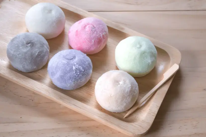 Kolorowe mochi na drewnianej tacy. Idealne do domowego mochi przepis.