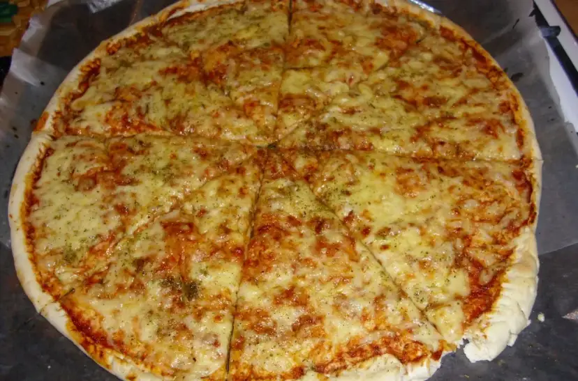 Pyszna Pizza Margherita przepis na klasyk z ciągnącym serem i aromatycznymi ziołami. Idealna na szybki obiad.