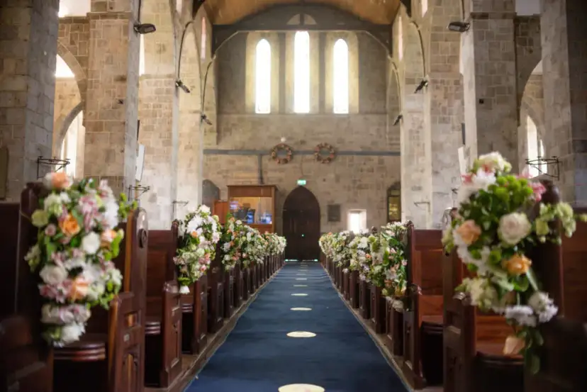 Dekoracja kościoła na ślub: koszty, trendy i jak oszczędzić