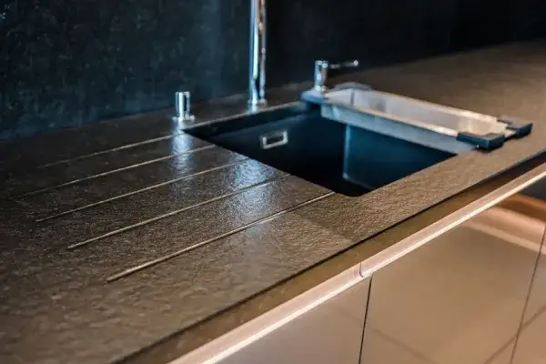 Jak usunąć rysy na blacie kuchennym: skuteczne metody naprawy