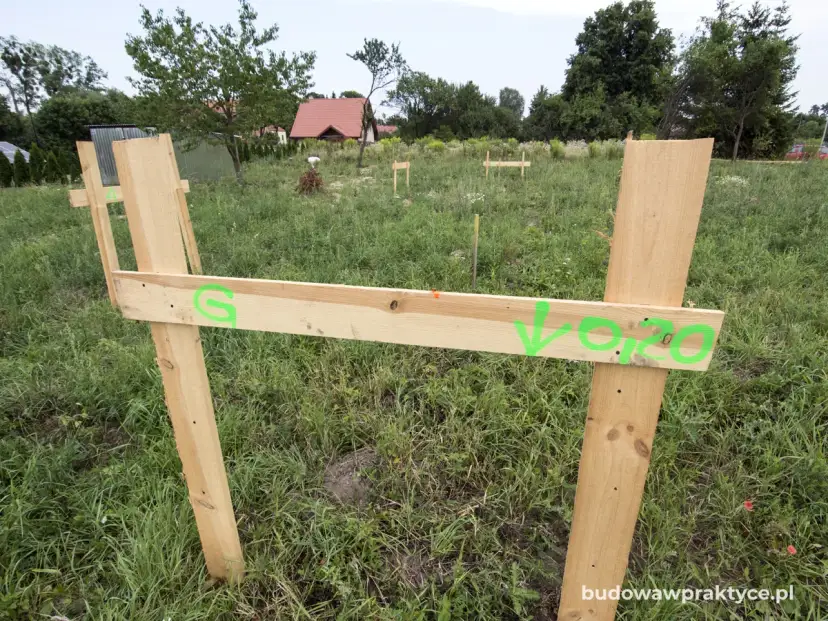 Geodezyjne wytyczenie budynku: Poradnik, by uniknąć kosztownych błędów.