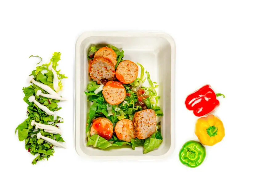 Zdrowe kotleciki ryżowe z warzywami w pudełku. Catering "wiesz co jesz" to świeże składniki i pyszne dania.