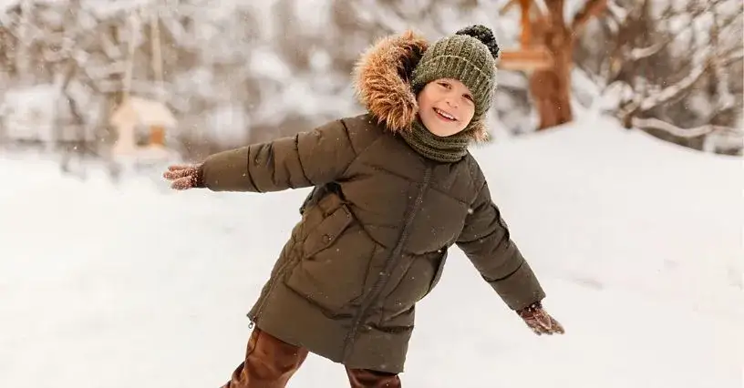 Najlepsze kurtki dla chłopca 128 - ciepłe i modne na każdą porę roku
