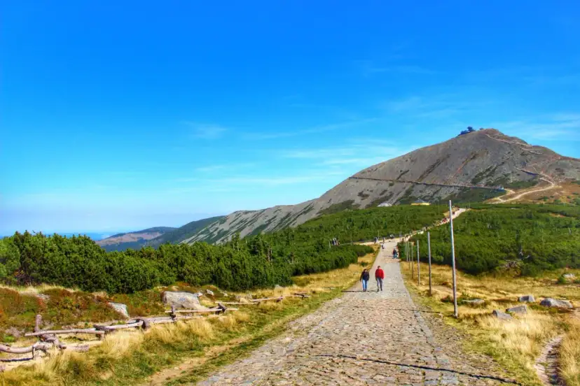 Śnieżka z dzieckiem? Poradnik: szlaki, co zabrać, bezpieczeństwo!