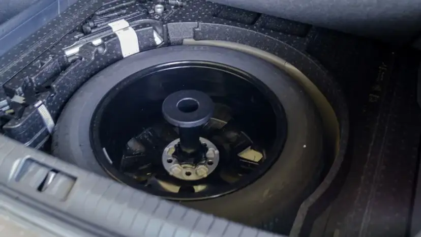 Koło zapasowe czy zestaw naprawczy w Czechach – uniknij mandatu