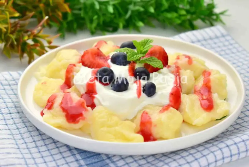 Kluski kładzione: Jak podać je na słono i słodko? Przepisy