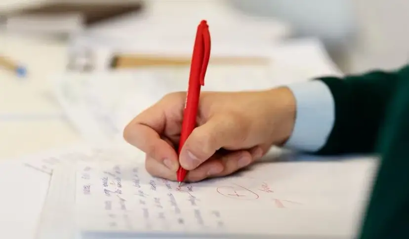 Czy po studiach podyplomowych pisze się pracę? Oto co musisz wiedzieć