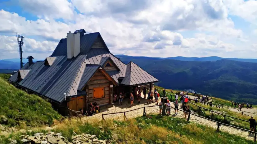 Twój idealny nocleg w Bieszczadach: Góry, jezioro czy cisza?