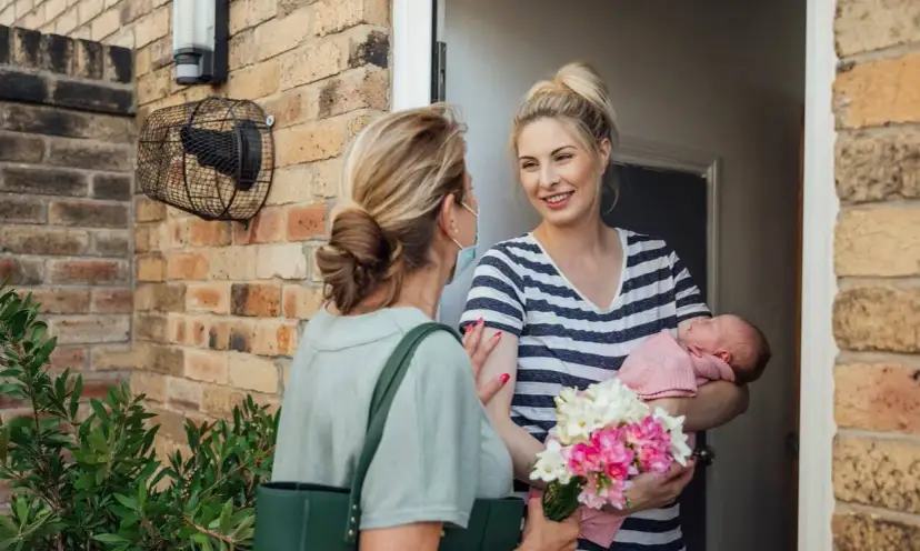 Dwutygodniowy noworodek w gościach: Czy to bezpieczne? Porady ekspertów