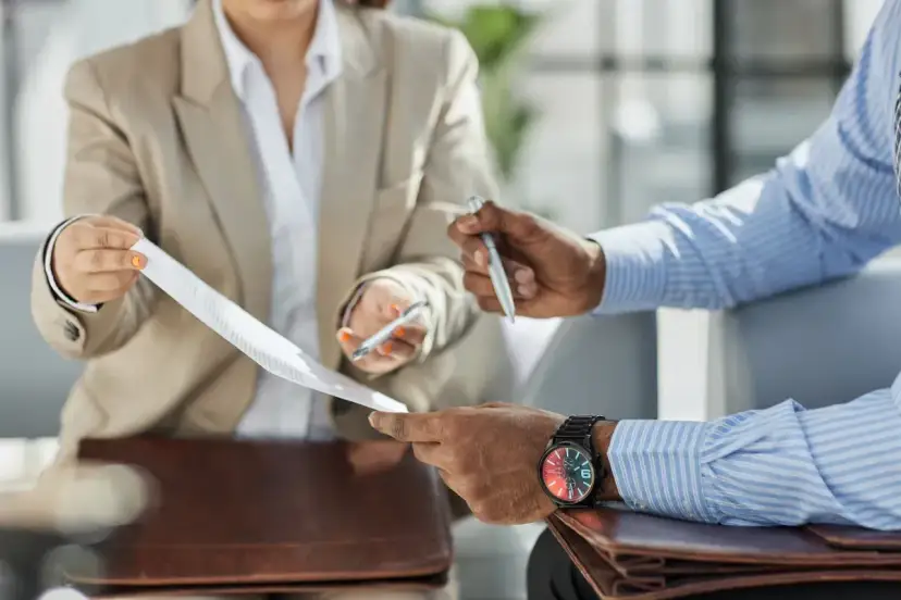 Czy okres próbny wlicza się do stażu pracy? Odpowiedź prawnika