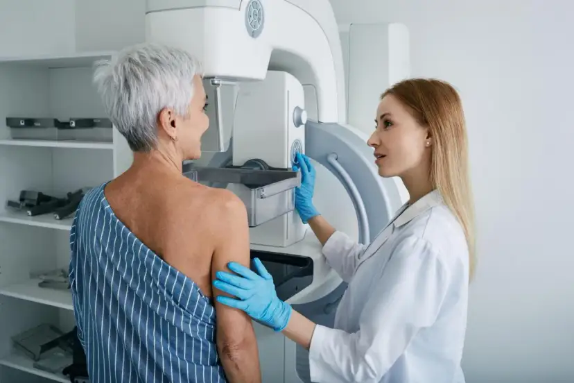 Lekarka przygotowuje pacjentkę do mammografii. Czy mammografia boli? To badanie jest kluczowe dla wczesnego wykrywania raka piersi.