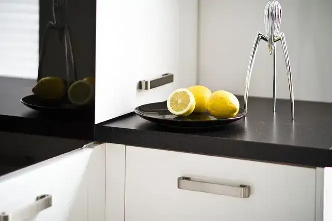 Praktyczne pomysły na to, co dać na parapetówkę, które zaskoczą gospodarzy