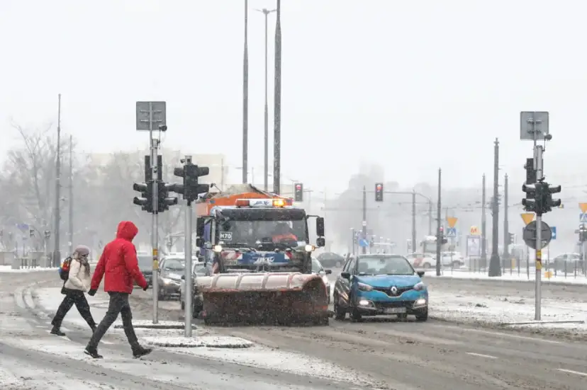 Kto odpowiada za odśnieżanie chodnika? Sprawdź swoje obowiązki prawne