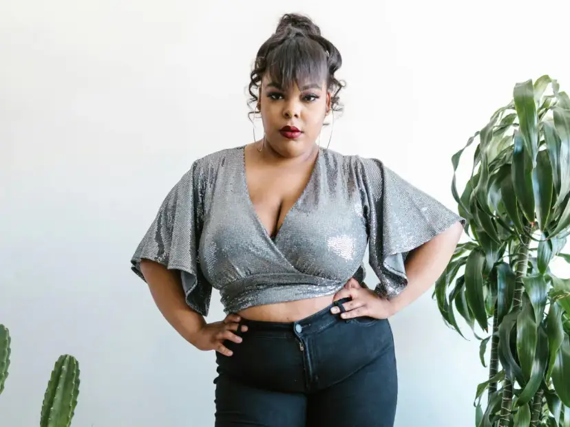 Duży biust: Jak się ubierać, by wyglądać stylowo i czuć się komfortowo?