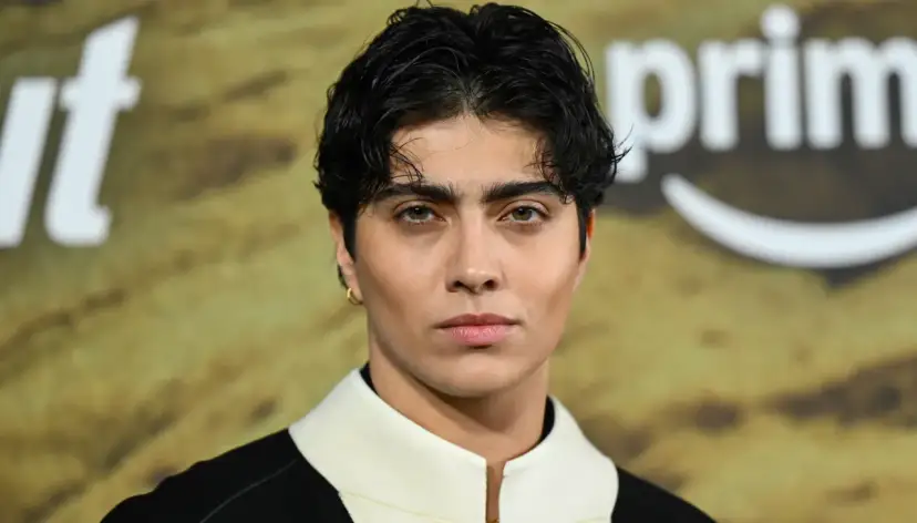 Xelia Mendes Jones z zielonymi oczami i złotą kolczykiem, na tle logo Amazon Prime.