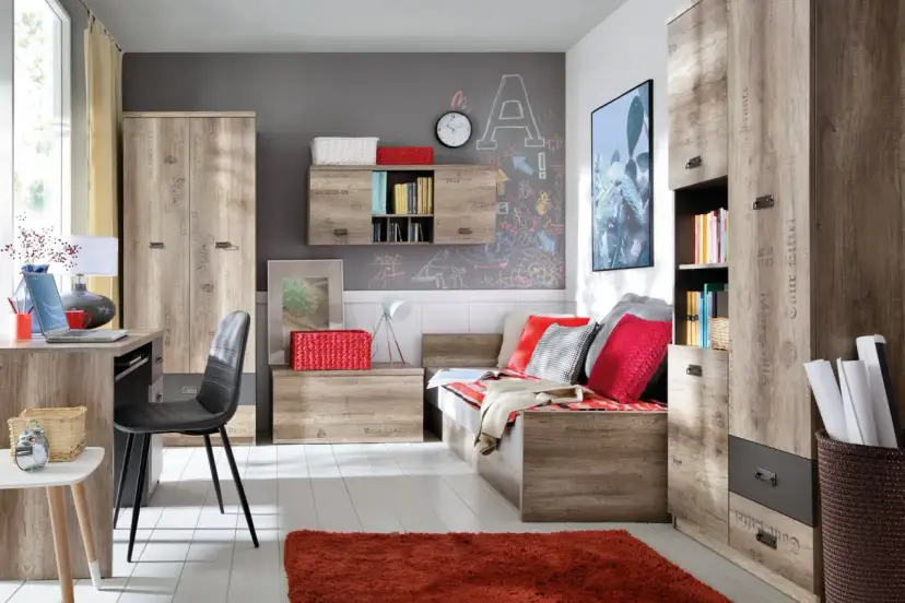 Pokój nastolatka inspiracje: funkcjonalne meble, tablica kredowa na ścianie i wygodna sofa tworzą idealne miejsce do nauki i odpoczynku.