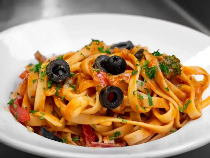 Kaloryczność spaghetti: Jak jeść ulubiony makaron i nie tyć?