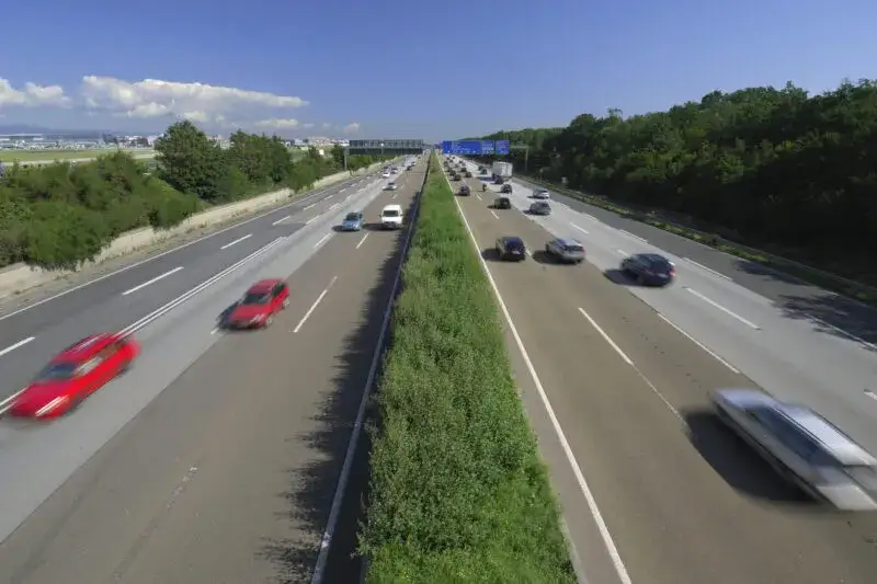 Jakie jest ograniczenie na autostradzie w Polsce? Sprawdź, aby uniknąć mandatu