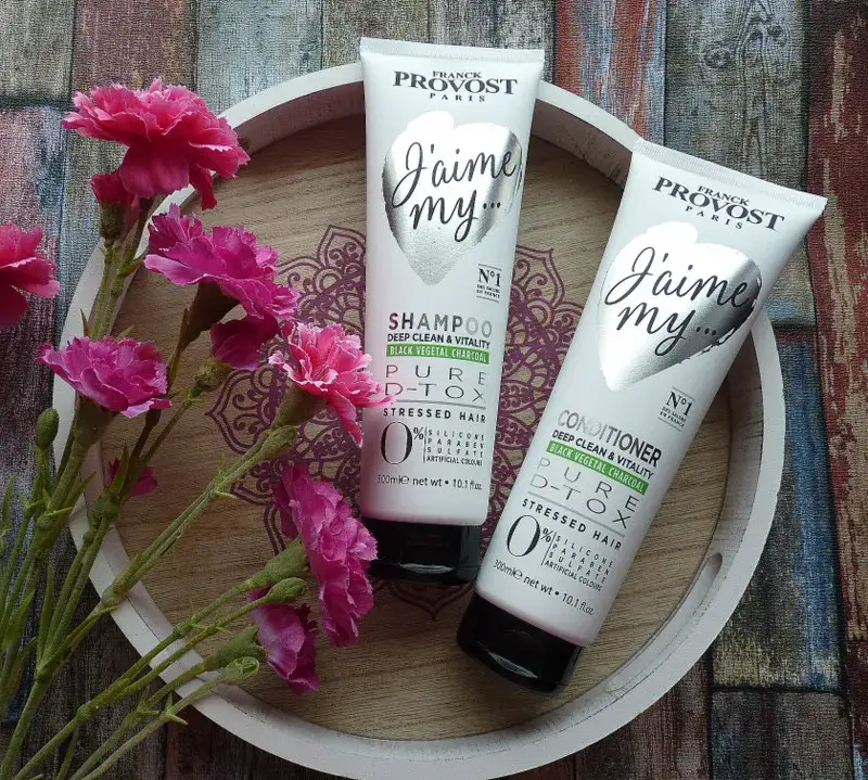 Krem rewitalizujący z detoxem: Sekret promiennej cery w mieście