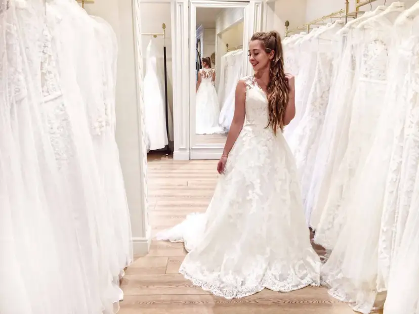 Czy za przymiarkę sukni ślubnej się płaci? Sprawdź, co musisz wiedzieć