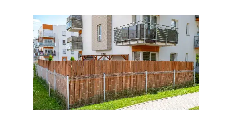 Jak ogrodzić ogródek w bloku bez łamania przepisów i kosztów