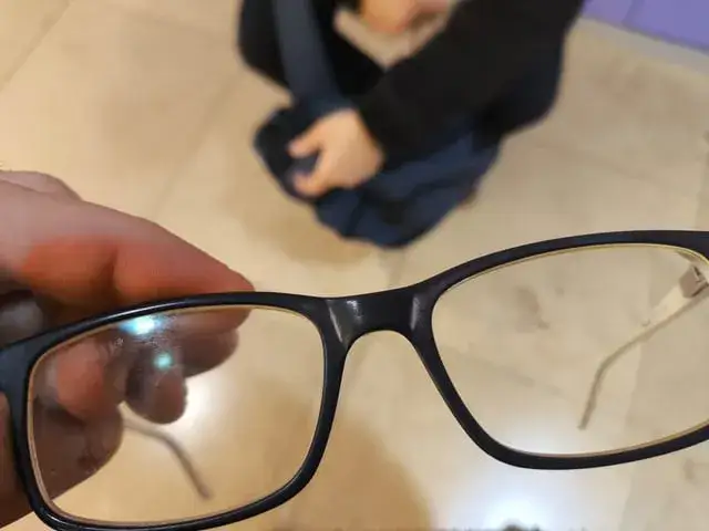 Białe oprawki okularów: Jak czyścić i przywrócić im biel?