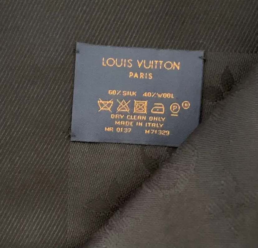 Ile kosztuje szalik Louis Vuitton? Zaskakujące ceny i modele
