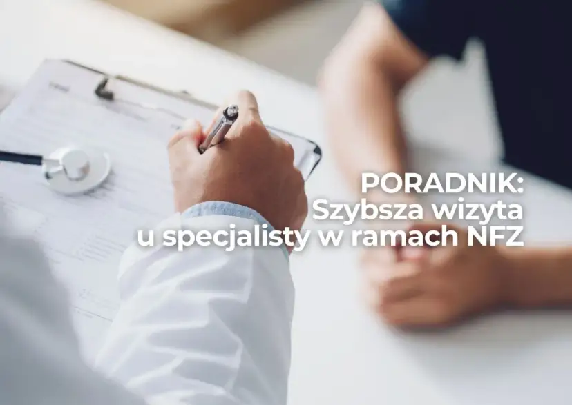 Lekarz notuje na karcie pacjenta. Poradnik: jak umówić się do lekarza na NFZ, by szybciej dostać się do specjalisty.