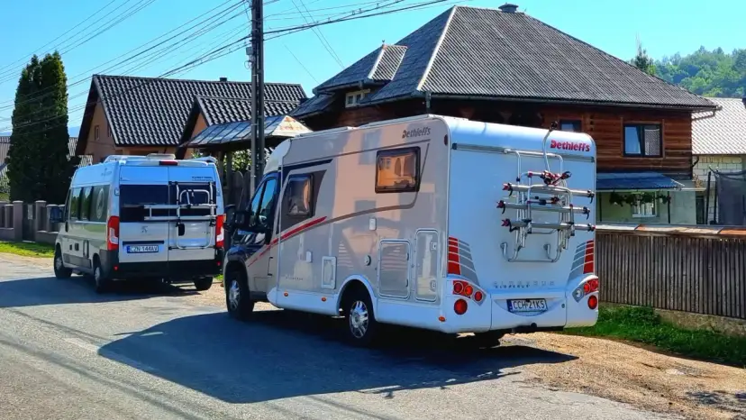 Dwa kampery zaparkowane na drodze w Rumunii, gotowe na przygodę.