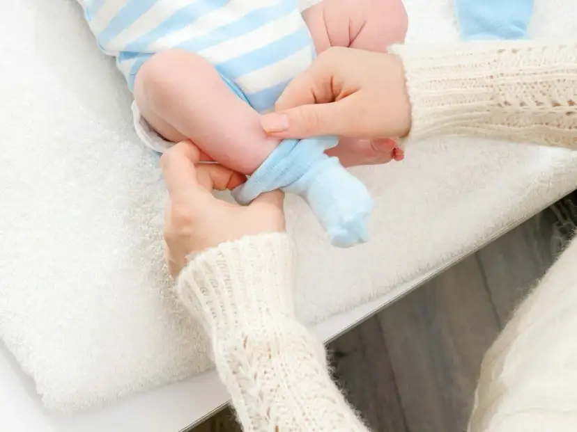 Zimne stópki niemowlaka? Prawda o skarpetkach i przegrzewaniu