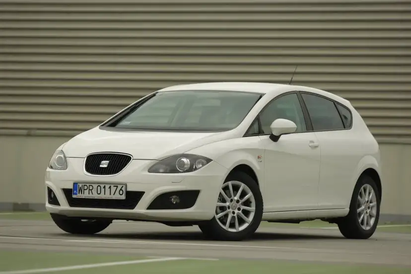 Biały Seat Leon 1.9 TDI zaparkowany na zewnątrz, widok z przodu.