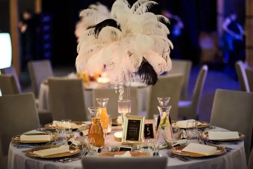 Jak stworzyć niezapomniane dekoracje na imprezę w stylu lat 20