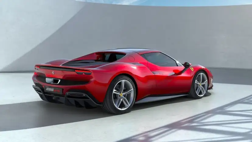 Czerwone Ferrari 296 GTB z bliska. Zastanawiasz się, ile kosztuje nowe Ferrari? Ten model to marzenie każdego fana motoryzacji.