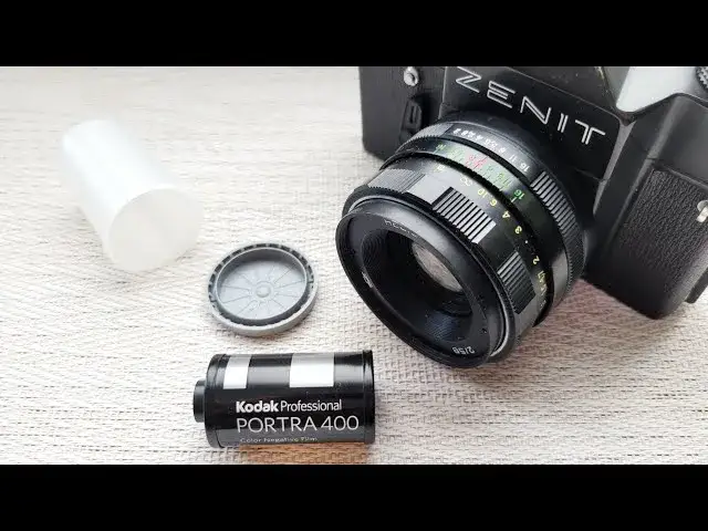 Jak założyć film do aparatu analogowego? Poradnik krok po kroku