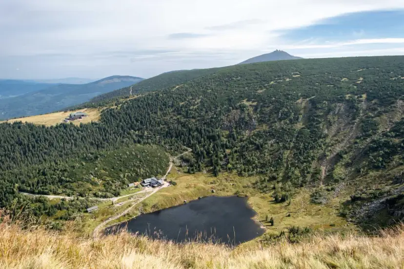 Malowniczy widok na górskie jezioro i schroniska w Karkonoszach. Idealne miejsce na wakacje w górach.