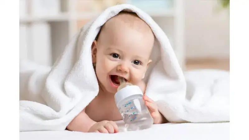 W czym podawać wodę niemowlakowi, aby wspierać jego rozwój?