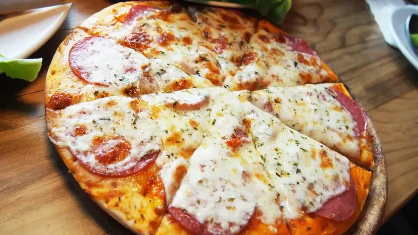Jaka mozzarella do pizzy? Odkryj najlepsze rodzaje dla idealnego smaku