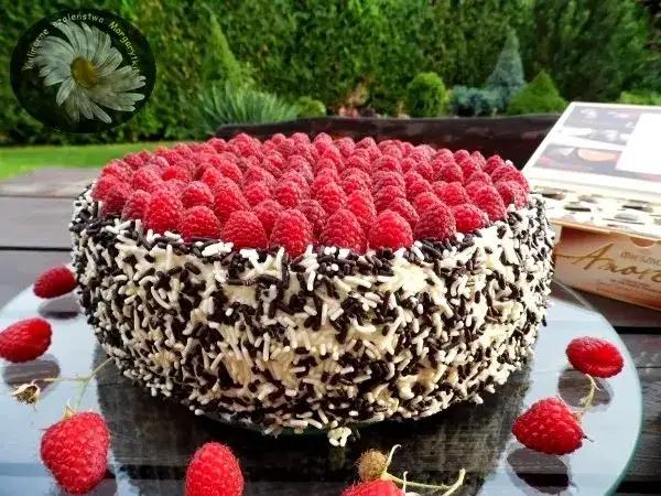 Jak zrobić tort malinowy? Sprawdzony przepis i porady eksperta