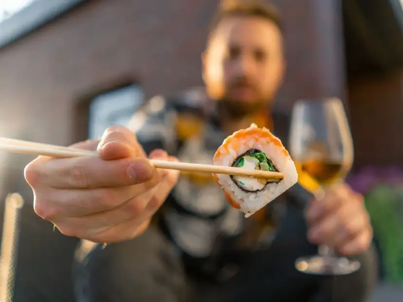 Jedz sushi jak pro: Pałeczki, sos, etykieta. Bez stresu i faux pas!