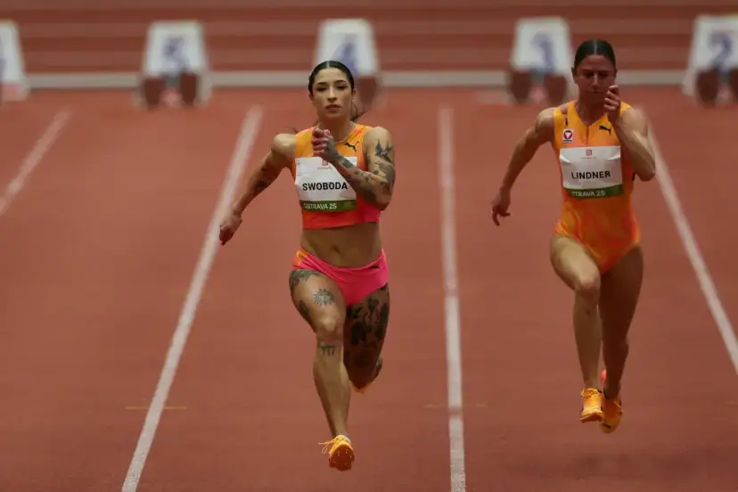 Ewa Swoboda biegnie po rekord na 100 m. Widać jej tatuaże i skupienie na twarzy.