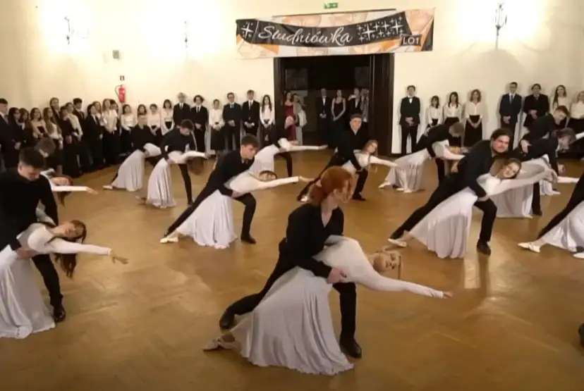 Uczniowie w strojach wieczorowych tańczą poloneza na studniówce. To piękny początek ich maturalnej historii.