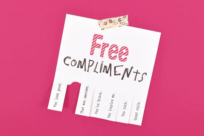 Karta z napisem "Free COMPLIMENTS" i odrywanymi kuponami z przykładowymi komplementami, np. "You look good".
