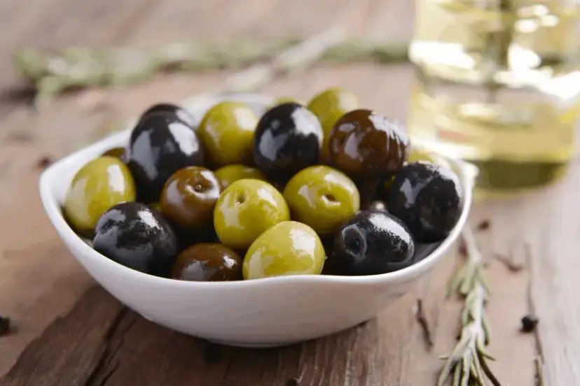 Czy koty mogą jeść oliwki? Bezpieczne porady dla zdrowia kota