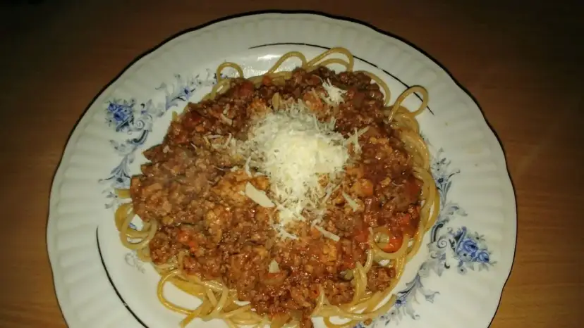 Spaghetti bolognese z winem – przepis na wyjątkowy sos do makaronu