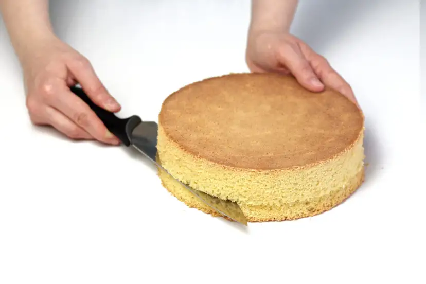 Jak pokroić tort, by się nie kruszył? Sekrety idealnych porcji!