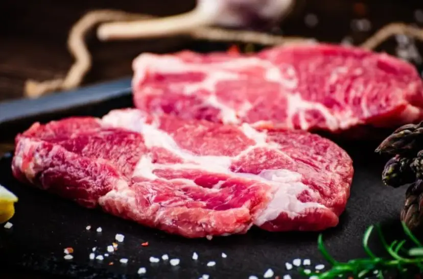 Czerwony płyn z mięsa: Wylać czy wykorzystać? Rozwiewam mity!