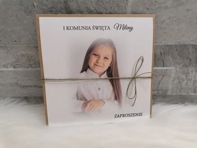 Komunia: Jak dziecko zaprosi gości? Pewność i etykieta.