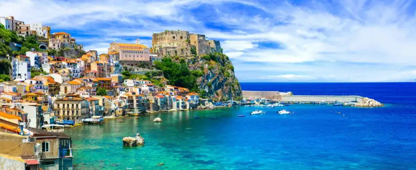 Kolorowe domy wspinające się po zboczu, zamek na skale i błękitne morze – oto co zobaczyć w Kalabrii.