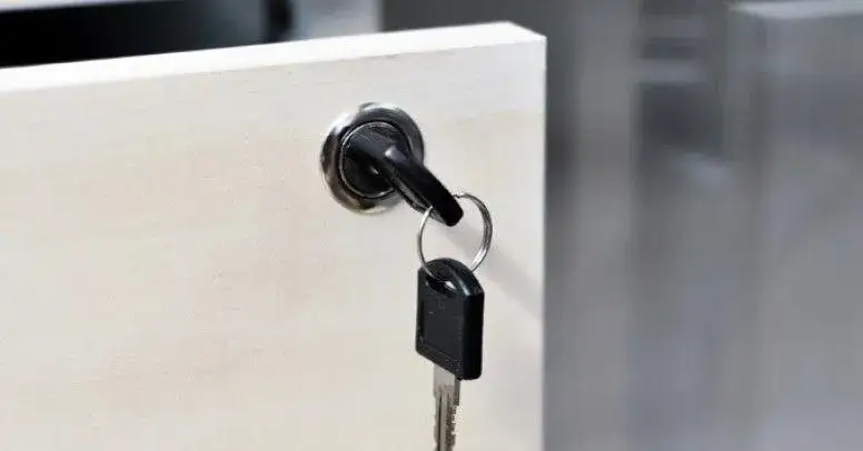 Jak zamontować zamek centralny do szuflad bez problemów i błędów